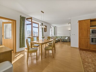 EXKLUZIVNÍHO MEZONETOVÉHO BYTU 4+1 S TERASOU A DVĚMA KOUPELNAMI